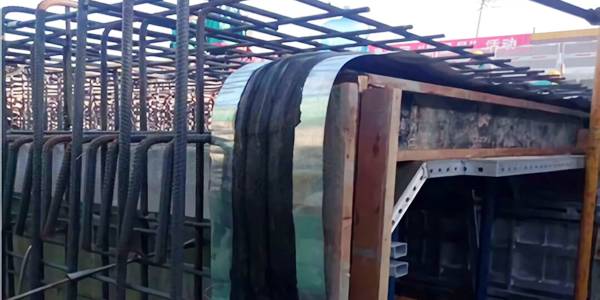 External steel edge waterstop is placed on the reinforcement mesh.